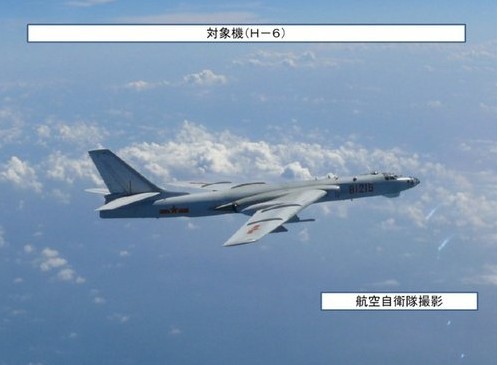 Máy bay ném bom H-6 của Trung Quốc được Lực lượng Phòng vệ Trên không Nhật Bản chụp được.